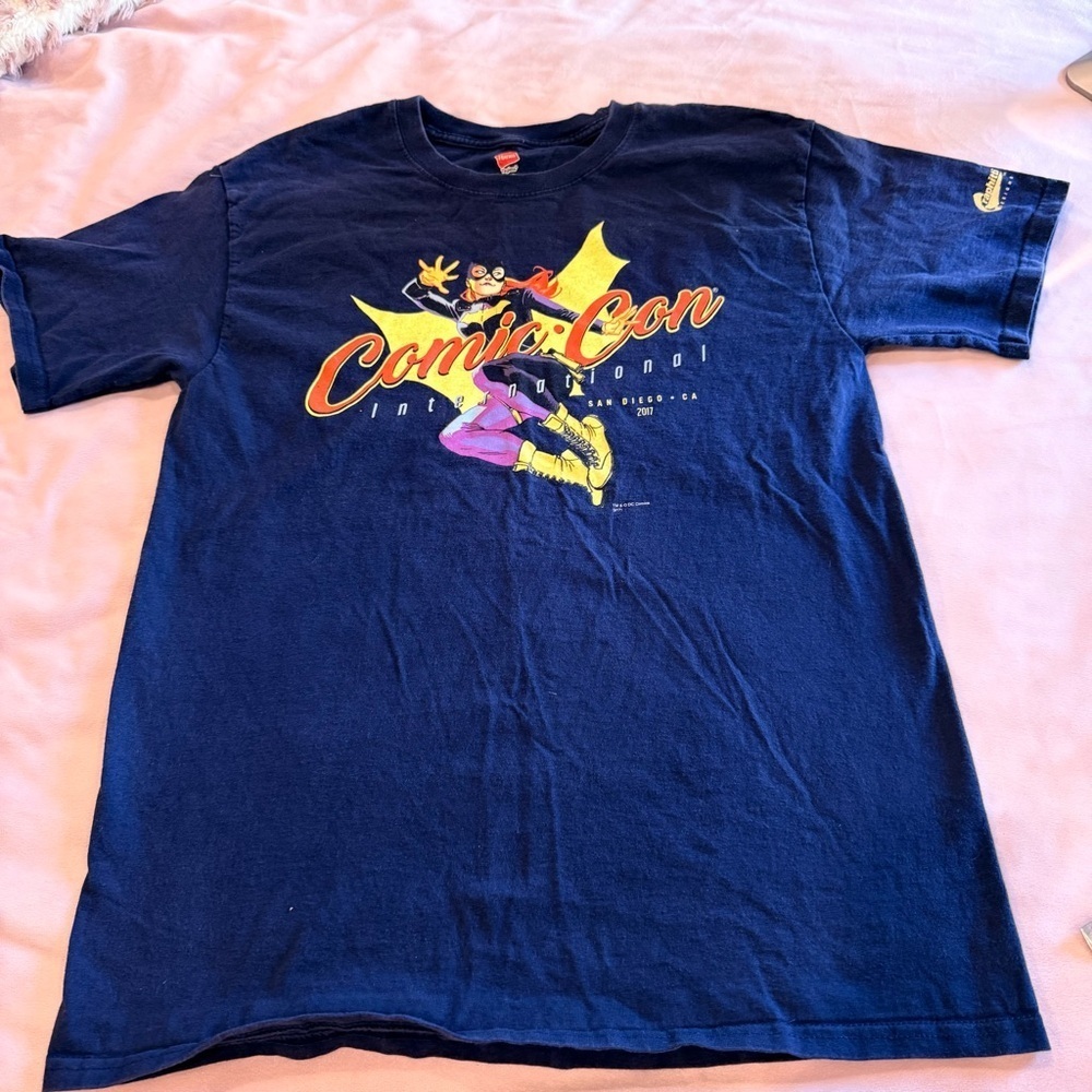 Comic Con 2017 batgirl Hanes shirt medium